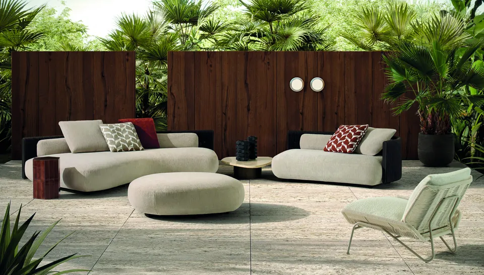 Minotti Bézier outdoor furniture, catalog photograph 3